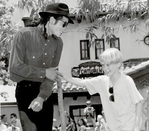 MJ-with-children-the-king-of-pop-16526263-484-425.jpg