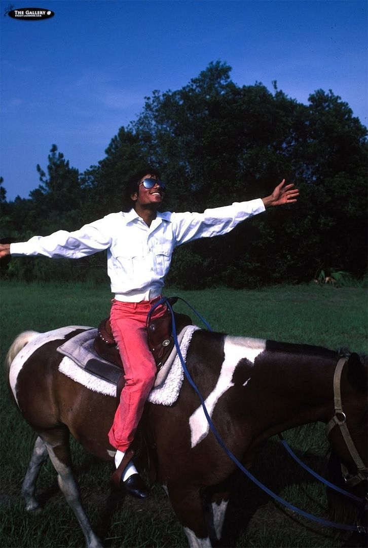 Michael-Jackson-Horse-michael-jackson-16385443-900-1338.jpg