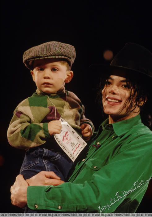 Michael-with-children-s-michael-jackson-20511826-491-700.jpg