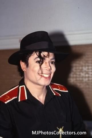 just-michael-3-michael-jacksons-smile-18273019-322-480.jpg