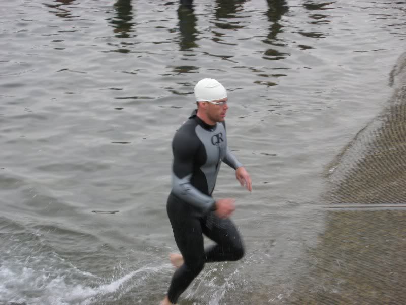http://img.photobucket.com/albums/v650/bcreager/triathlon/Xterra%20Spring%20Sprint%205-1-05/SDSprint_swimexit.jpg