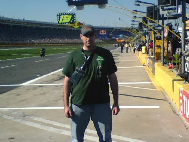 http://img.photobucket.com/albums/v651/SoLowXtreme/Nascar%20All%20Star%20Race%205-17-08/0517081657.jpg