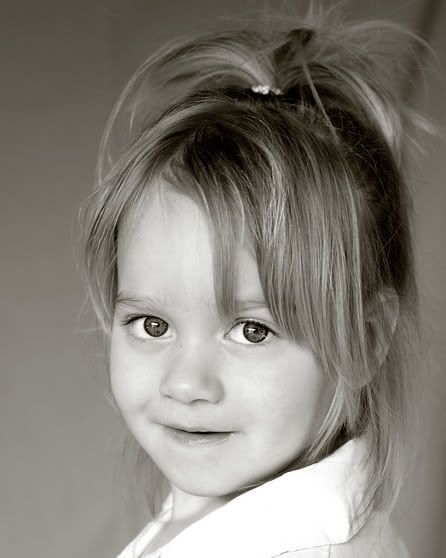 IMAGE: http://img.photobucket.com/albums/v654/sheila2/overshoulder1cropbw.jpg