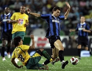 Abel e Ibrahimovic disputam a bola sob o olhar atento de Deivid