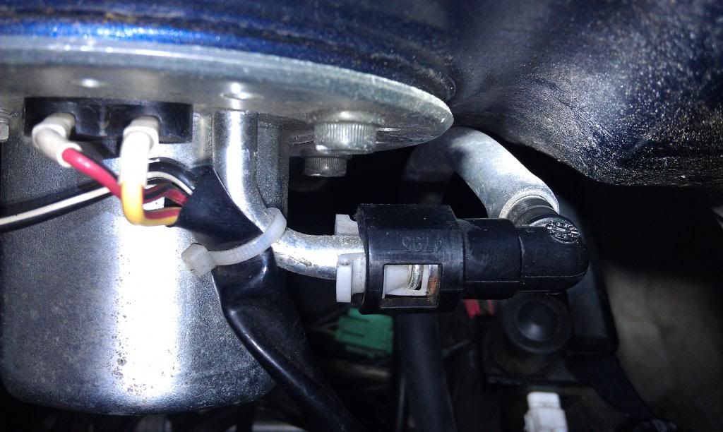 How to disconnect the fuel line connector? Suzuki GSXR Motorcycle