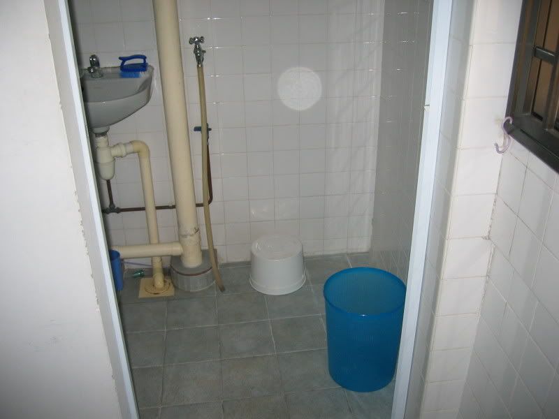 1stFlr-Toilet2.jpg
