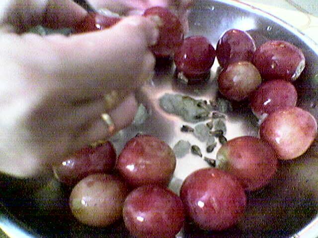 plate of big big grapes