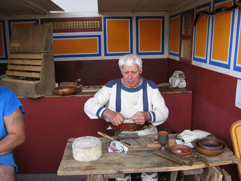 [Image: RomanFestivalArcheon2005Godfreysmal.jpg]