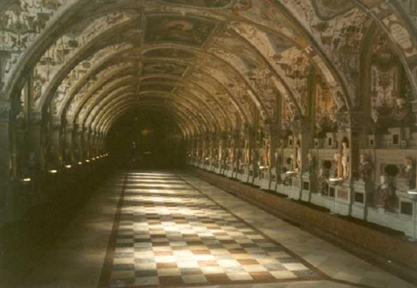 <img:http://img.photobucket.com/albums/v670/PirateWiki/Munich20Residenz20Palace20Hall2003.jpg>