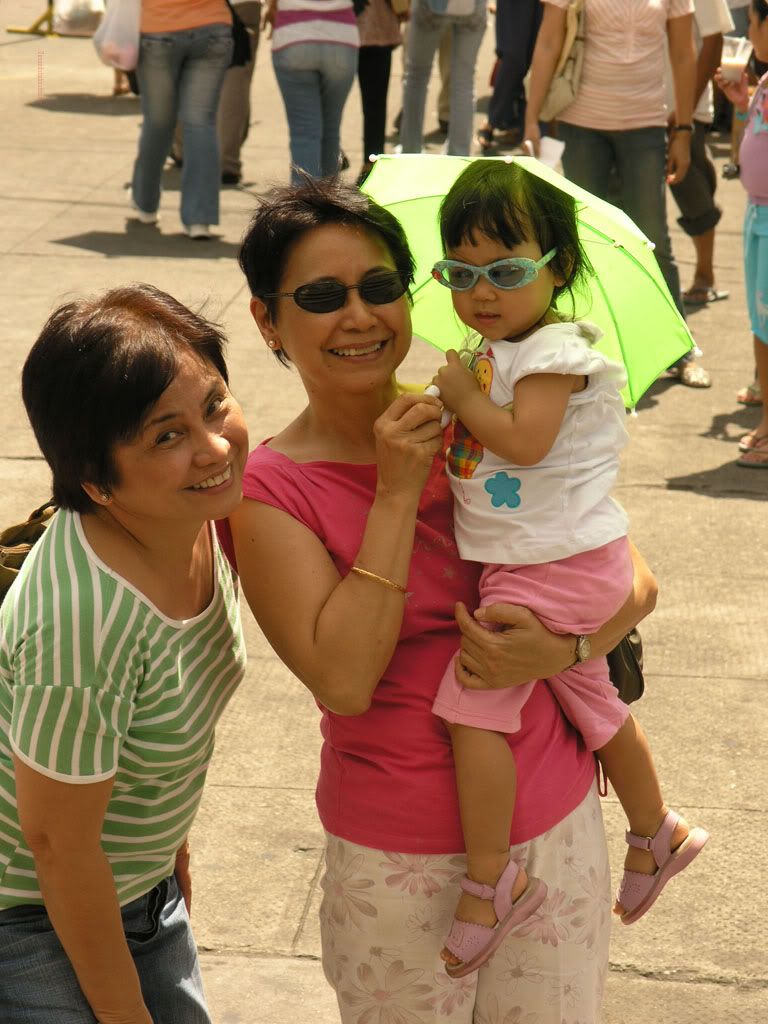 Mom, Nabe, Maia and her payong