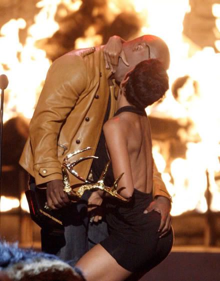 jamie-foxx-halle-berry-kiss-5.jpg image by DjTenacity