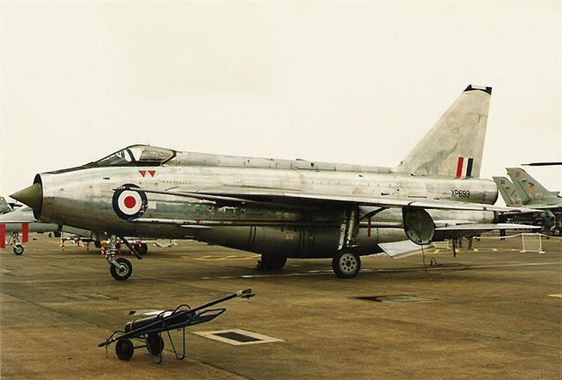 http://img.photobucket.com/albums/v679/LAHarve/From%20The%20Past/XP693Coningsby13June1987.jpg