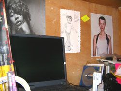 meja laptop gue lagi brantakan, dipake buat ngerjain proyek si Puji.