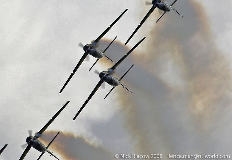 http://img.photobucket.com/albums/v681/motf/2008/0807riat/03/08-07-10_RIAT_0202-01.jpg