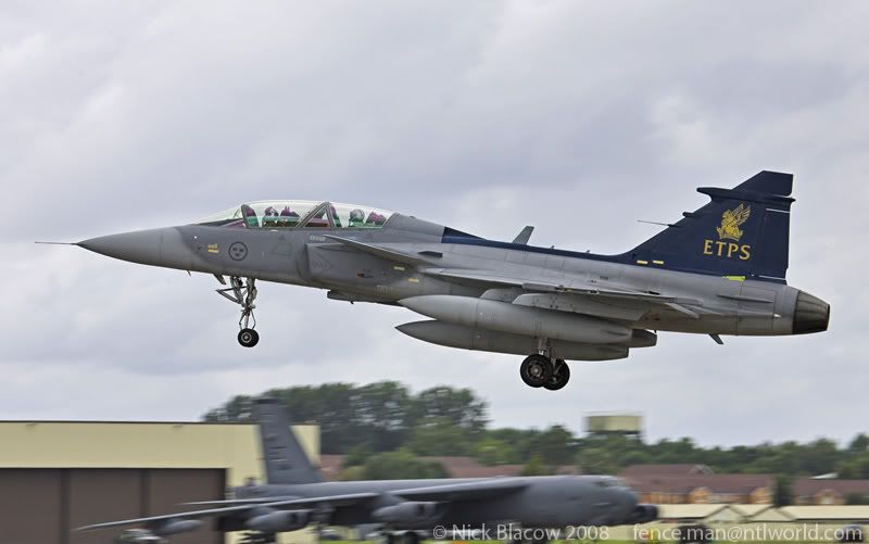 http://img.photobucket.com/albums/v681/motf/2008/0807riat/03/08-07-10_RIAT_0463-01.jpg