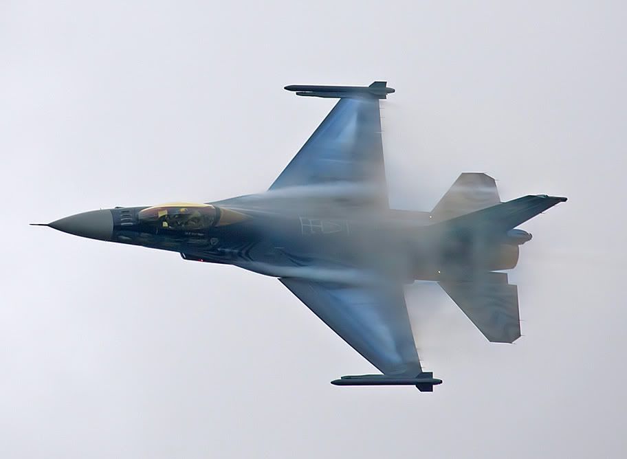 http://img.photobucket.com/albums/v681/motf/2010/RIAT10/Fjet/F16/10-07-18RIAT4535.jpg