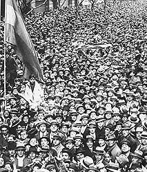 Multitud de hinchas argentinos escuchando por radio la final del Mundial 1930 en Avenida de Mayo