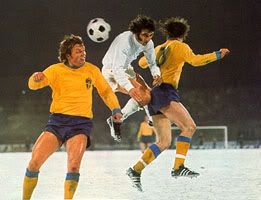 Partido entre Suecia y Austria jugado sobre nieve