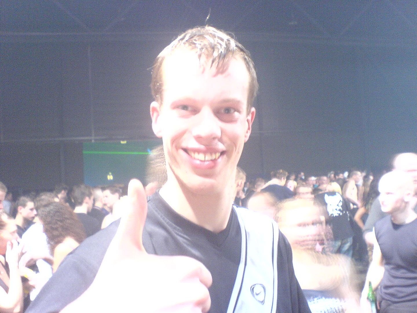 [IMG]http://img.photobucket.com/albums/v693/itsdarklikehell/moh%202006%20brabant%20hallen%20den%20bosch/datvindmartinvansmurf.jpg[/IMG]