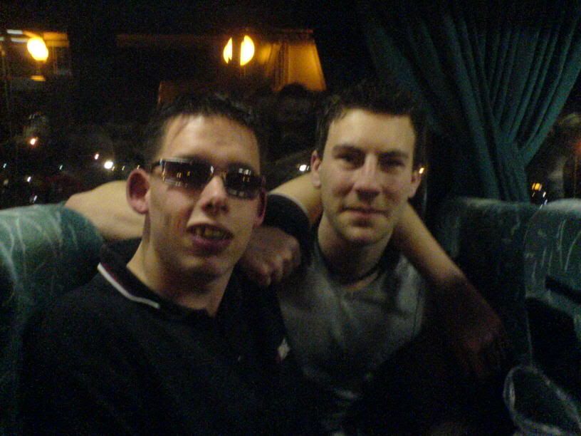 [IMG]http://img.photobucket.com/albums/v693/itsdarklikehell/moh%202006%20brabant%20hallen%20den%20bosch/grotepupillenkooppartybrillen.jpg[/IMG]