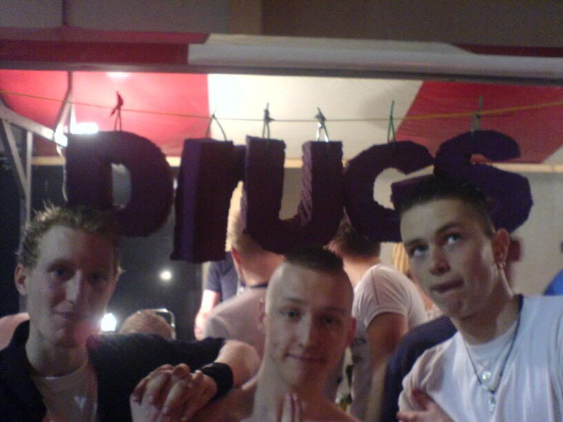 [IMG]http://img.photobucket.com/albums/v693/itsdarklikehell/moh%202006%20brabant%20hallen%20den%20bosch/hoezo.jpg[/IMG]