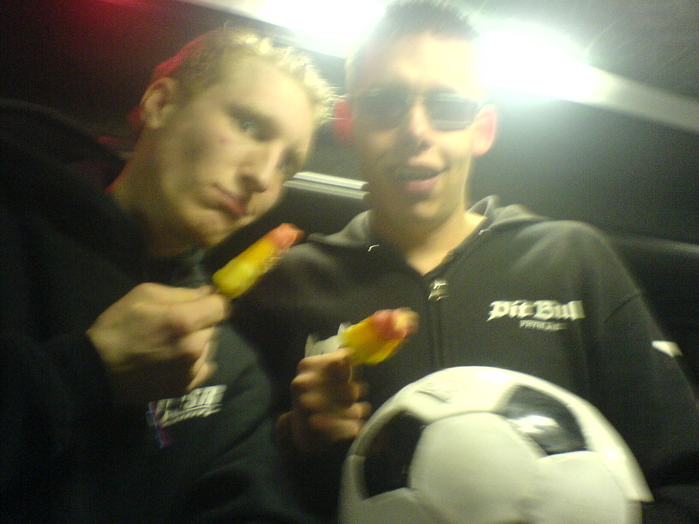 [IMG]http://img.photobucket.com/albums/v693/itsdarklikehell/moh%202006%20brabant%20hallen%20den%20bosch/ijsjesengestolenbalvagos.jpg[/IMG]