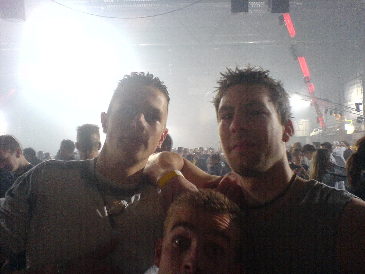 [IMG]http://img.photobucket.com/albums/v693/itsdarklikehell/moh%202006%20brabant%20hallen%20den%20bosch/olepoingraymondenallespeeltkiekeboe.jpg[/IMG]