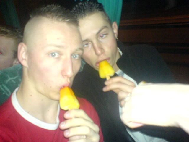 [IMG]http://img.photobucket.com/albums/v693/itsdarklikehell/moh%202006%20brabant%20hallen%20den%20bosch/raymondzuigtnogsteedsenjohnwiltniet.jpg[/IMG]