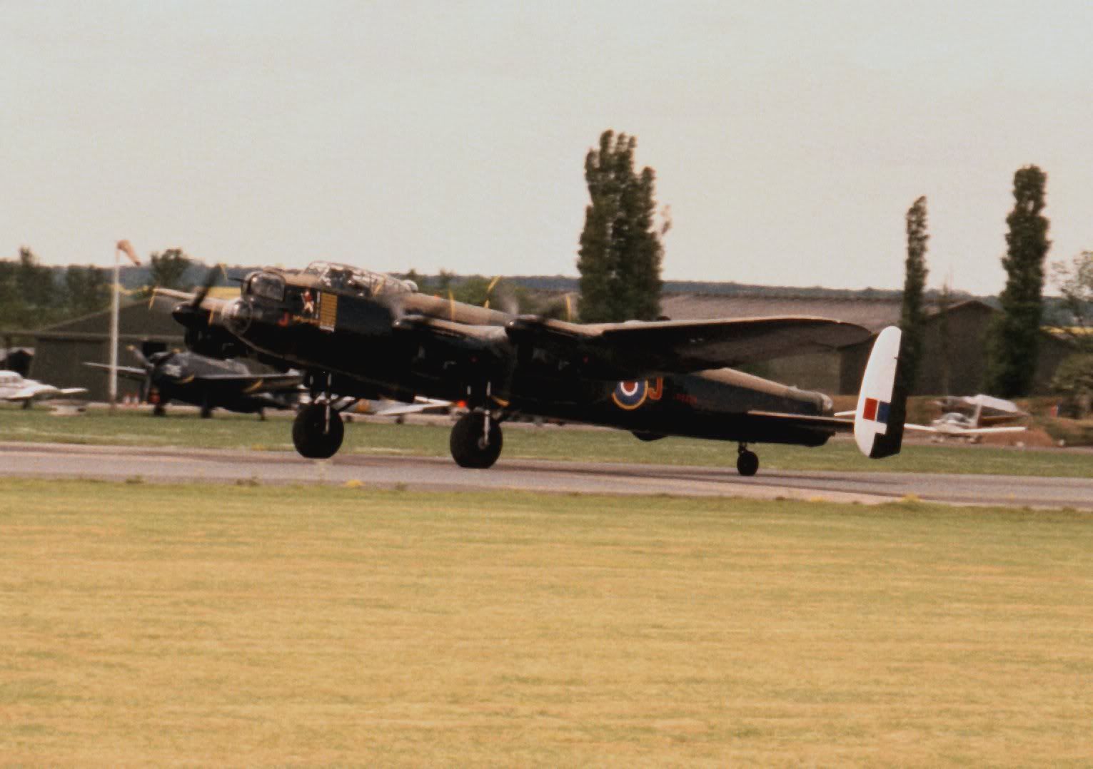 http://img.photobucket.com/albums/v695/flyingkiwi/Lancaster_NorthWeald.jpg