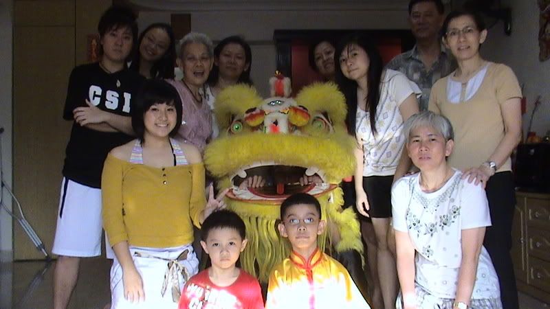 whole family with lion