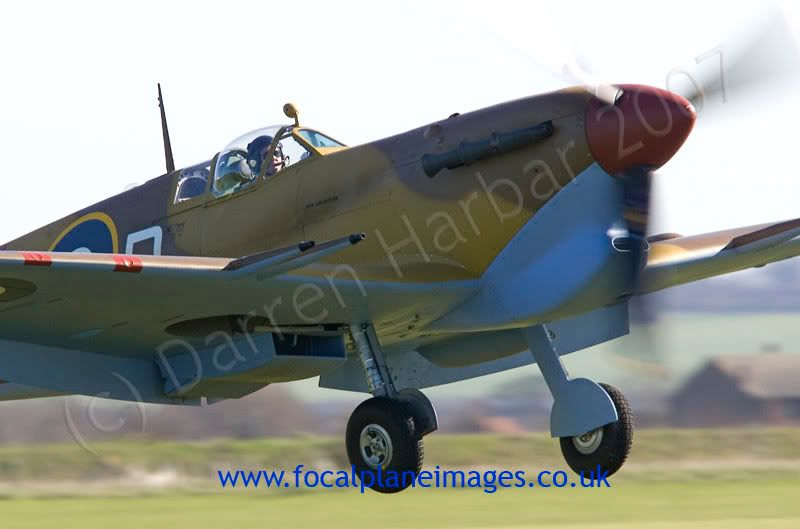 http://img.photobucket.com/albums/v698/darrenharbar/2007%20Dux%20March/SpitfireJG891009.jpg