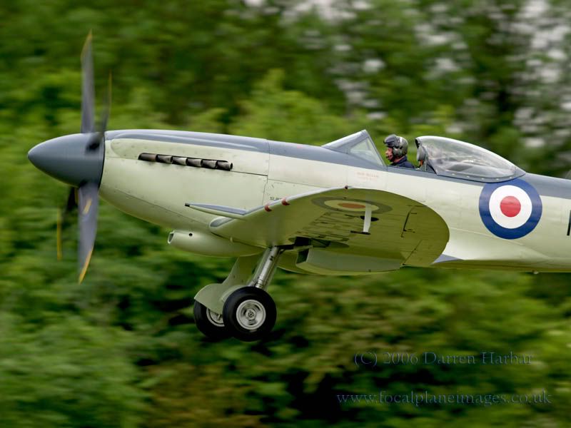 http://img.photobucket.com/albums/v698/darrenharbar/Old%20Warden%20Mil%20Pag/Seafire6.jpg