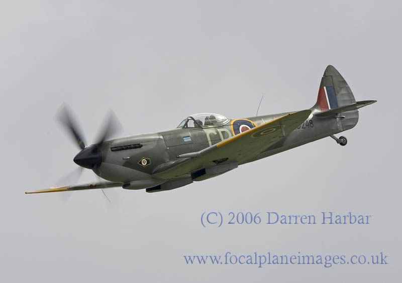 http://img.photobucket.com/albums/v698/darrenharbar/Spitfire%20show/TD248004.jpg