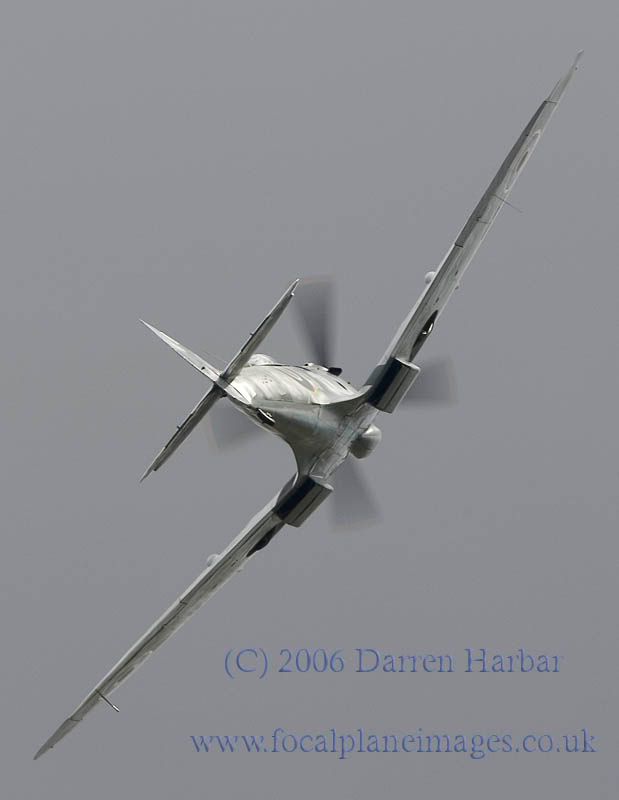 http://img.photobucket.com/albums/v698/darrenharbar/Spitfire%20show/TD248010.jpg