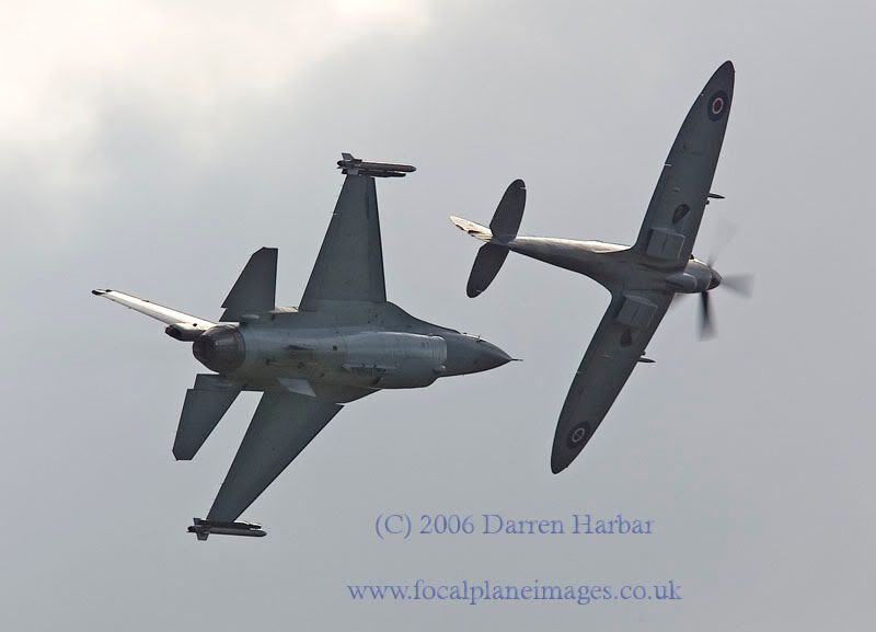 http://img.photobucket.com/albums/v698/darrenharbar/duxford%20oct%2006/DuxOct06012.jpg