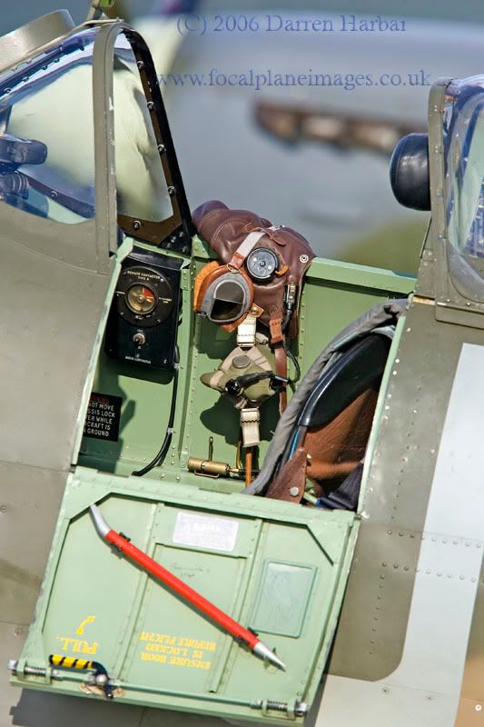 http://img.photobucket.com/albums/v698/darrenharbar/duxford%20oct%2006/DuxOct06014.jpg