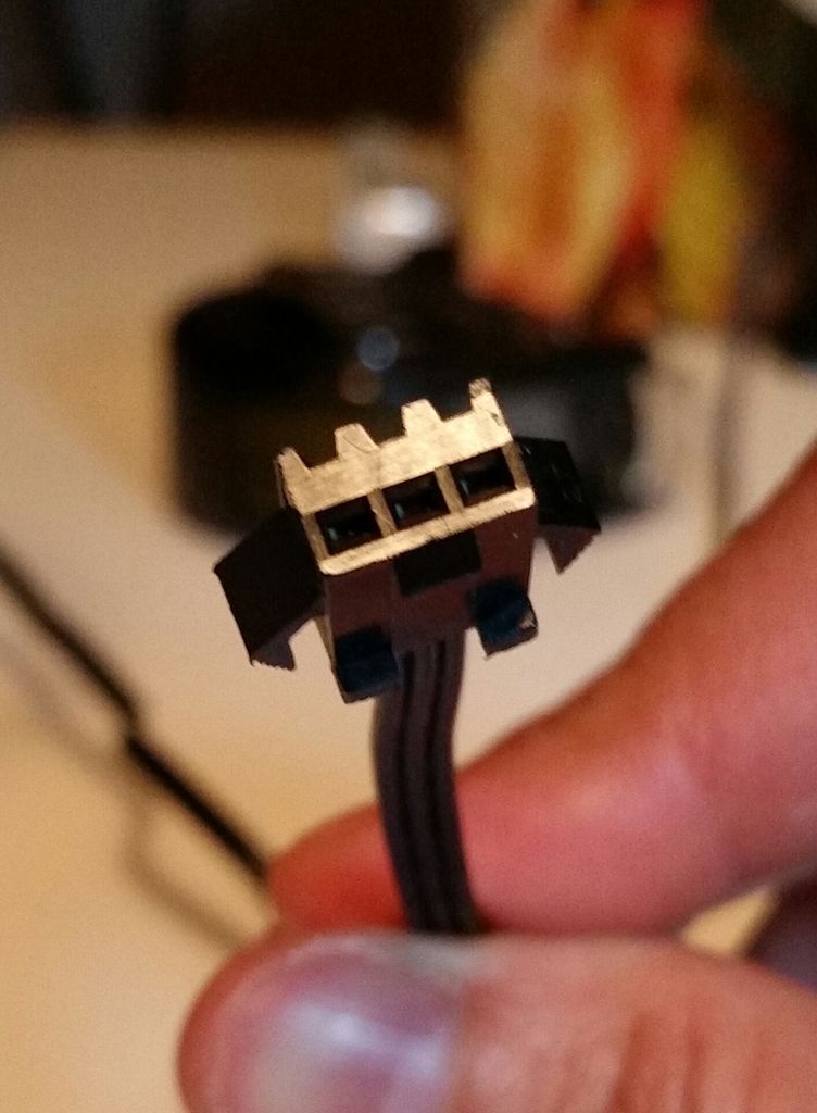 Can't figure why these case fans seem with the standard