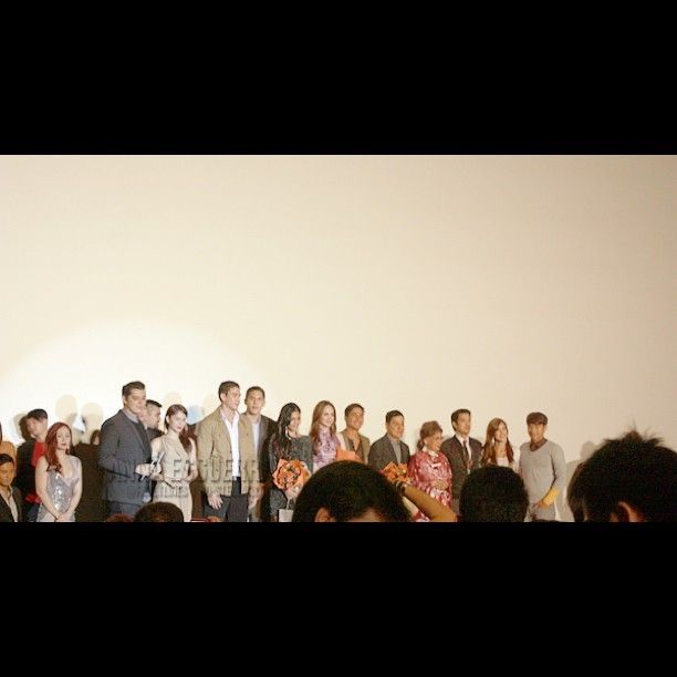 Bench artists slash endorsers crowd the stage
