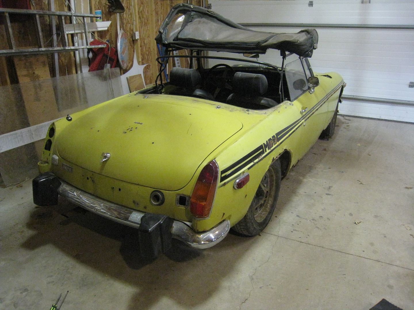 http://img.photobucket.com/albums/v701/loosecannon/MGB-GT/IMG_7146.jpg