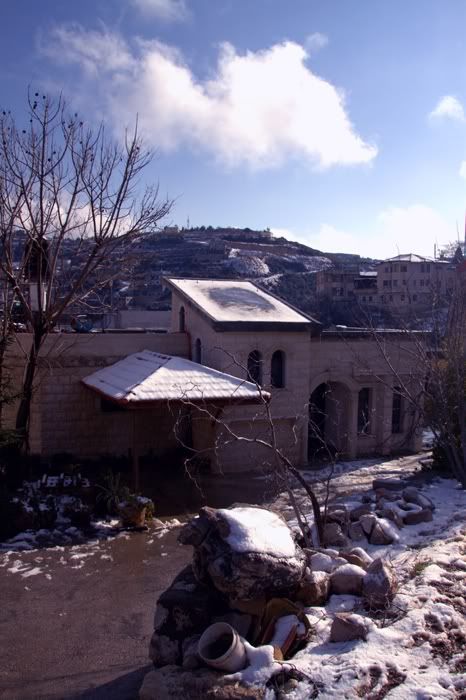 Весна любовь нечаянно нагрянет