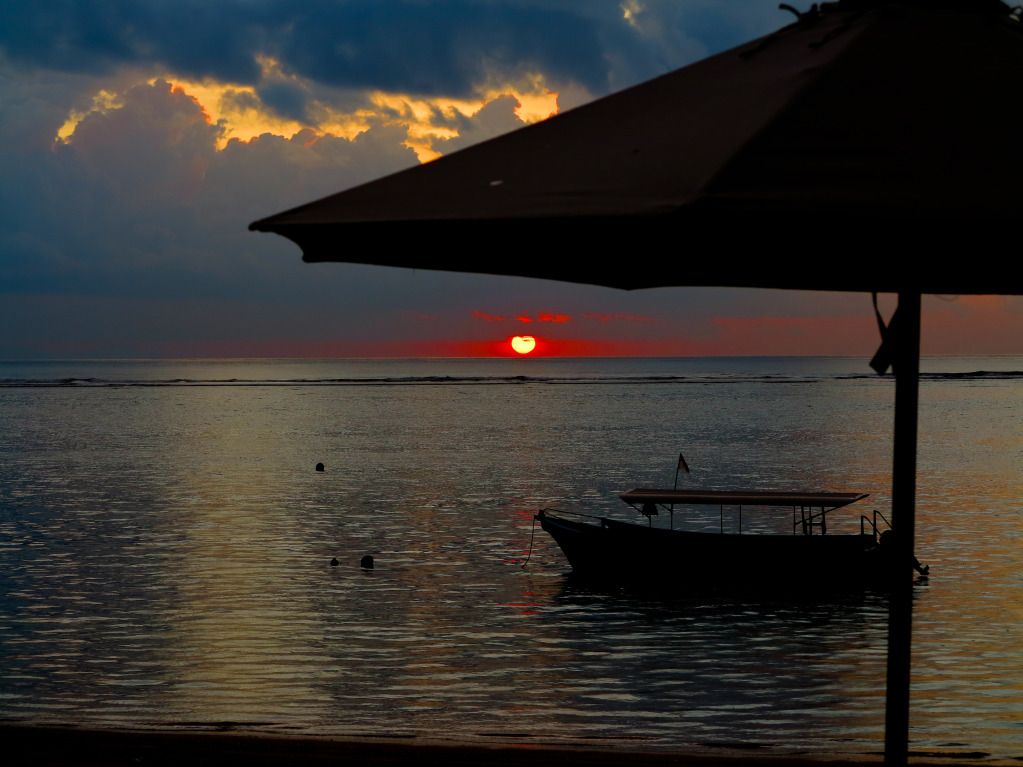 IMAGE: http://img.photobucket.com/albums/v711/wilerty/Bali%202012%20family/IMG_0655-1.jpg