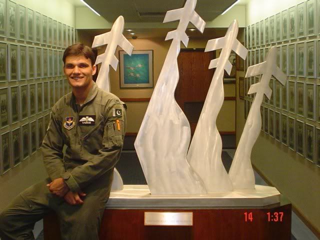 http://img.photobucket.com/albums/v714/a_gohir/USAF_PAFpilot.jpg