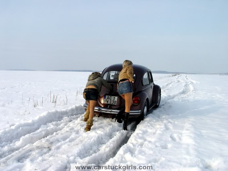 3_sexy_girls_vw_bug_snow_stuck_006.jpg