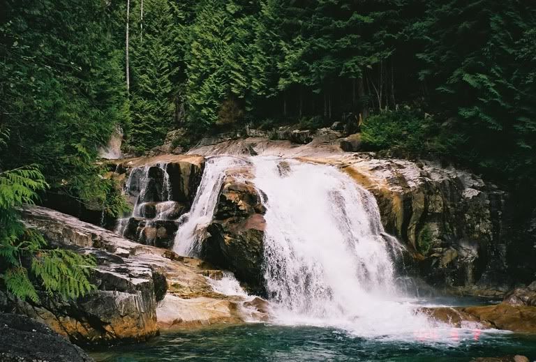 [http://img.photobucket.com/albums/v719/romjae/fallsatgoldenears2zoomout.jpg]