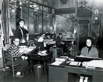 Fotografia do estúdio em Sandy Springs, surgindo, da esquerda para a direita, Ed Dodd, Jack Elrod, Tom Hill e a secretária de Ed, Rhett Carmichael