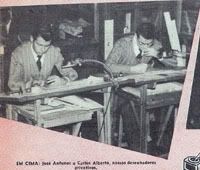 Imagem publicada no número 395 de O Mundo de Aventuras, de 7 de Março de 1957, onde se pode observar, de acordo com a legenda, dois dos desenhadores «da casa», José Antunes e Carlos Alberto, sentados junto aos estiradores onde trabalhavam. Clique para aumentar.