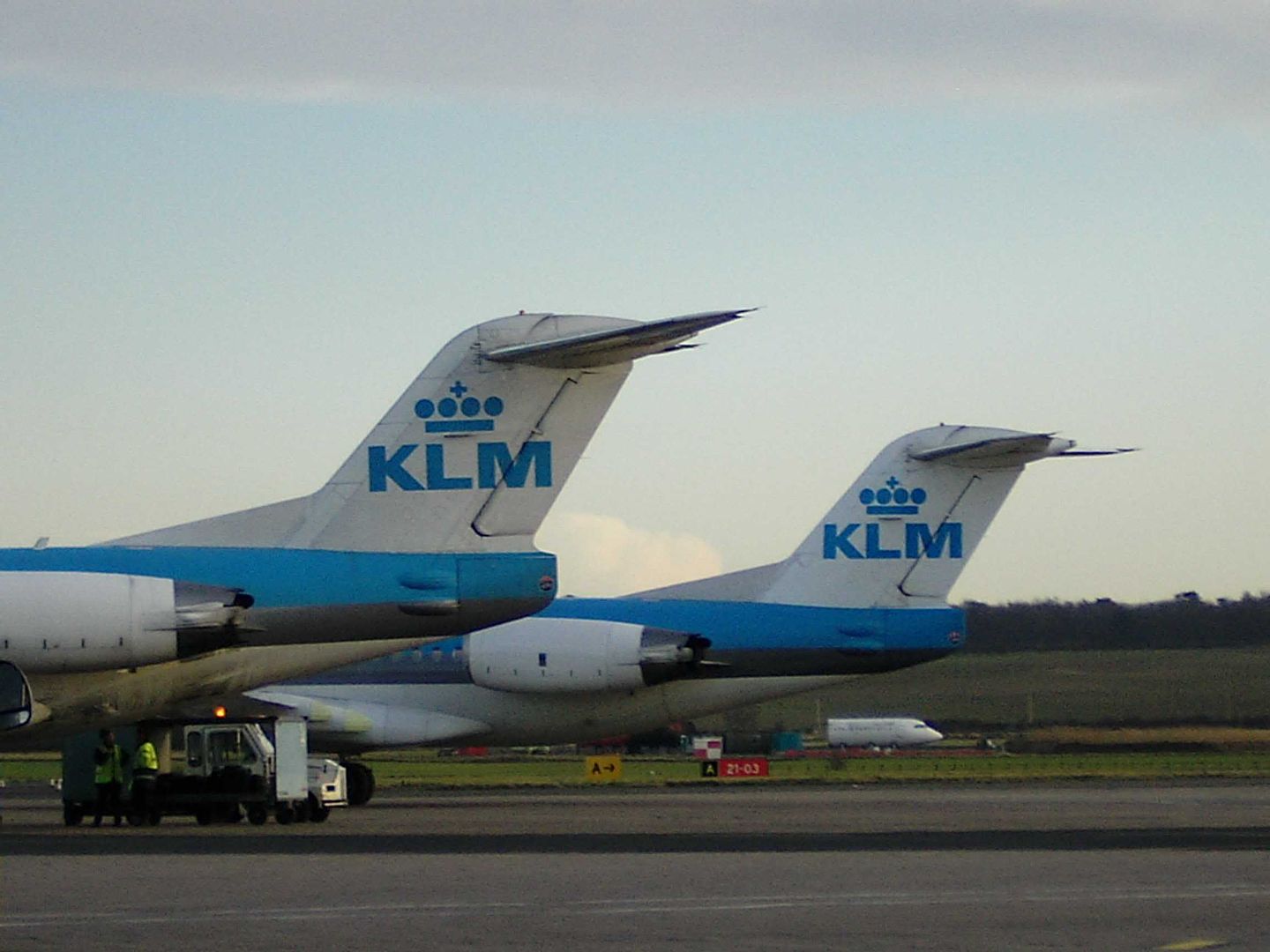 http://img.photobucket.com/albums/v728/Humberside/Humberside%20Airport%20February%202006/xPH-KZBPH-OFA-KLMFokker70s.jpg