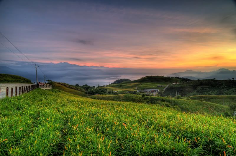 http://img.photobucket.com/albums/v73/molested_cow/Taiwan_TaiDong/Mt_sixty_stones_II/HDR15.jpg