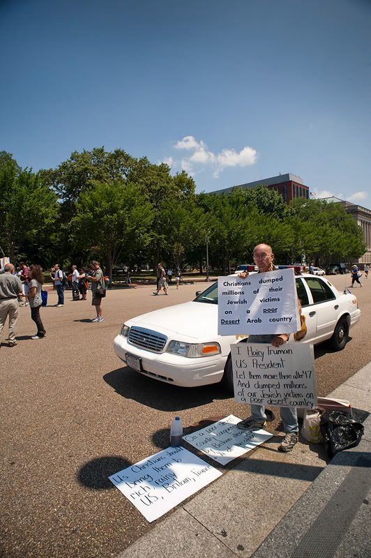 http://img.photobucket.com/albums/v73/molested_cow/Washington%20DC%202011/Lybian%20Protest/DSC_4961.jpg