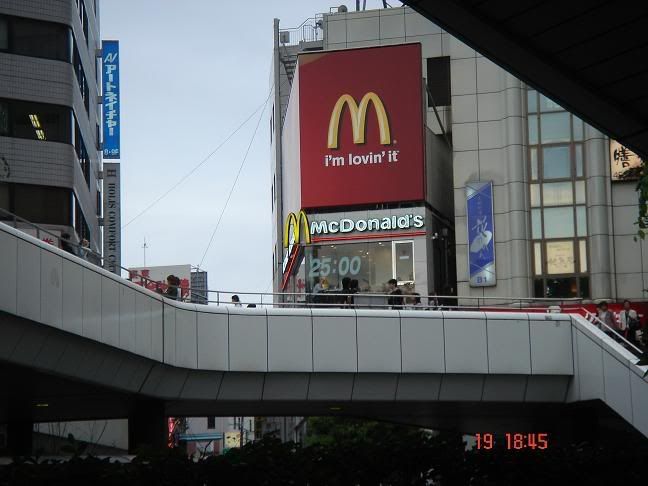 A maccas that's open 25hrs haha i fink they mean 1am